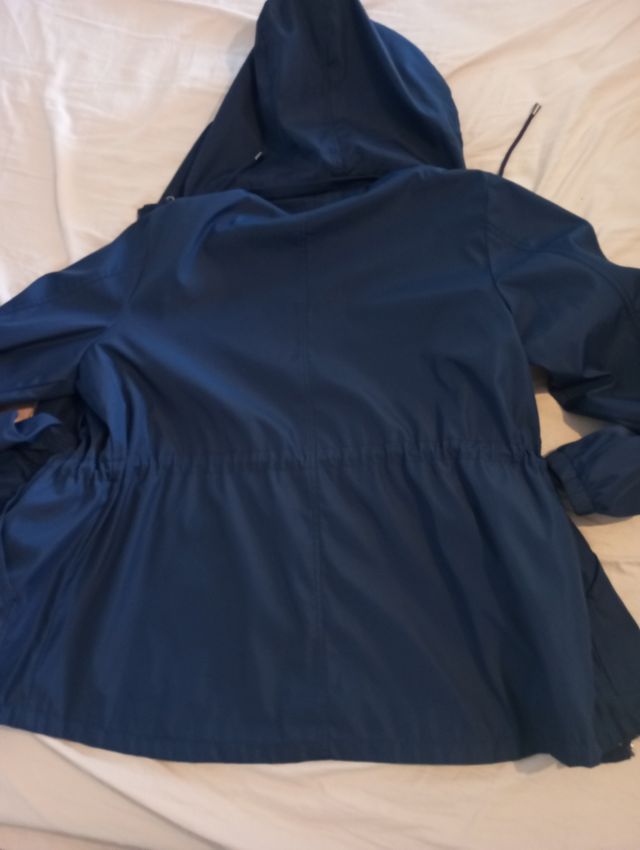 Chubasquero azul nuevo con capucha