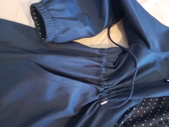 Chubasquero azul nuevo con capucha