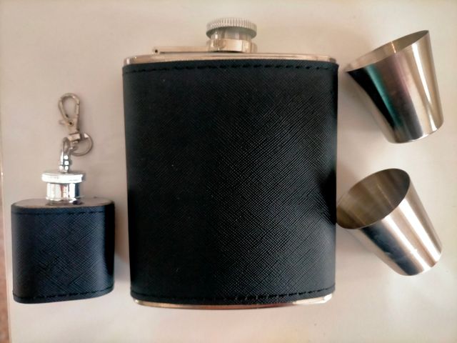 Petaca negra acero es juego sin estrenar