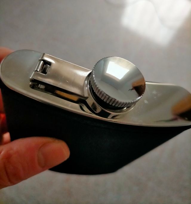 Petaca negra acero es juego sin estrenar