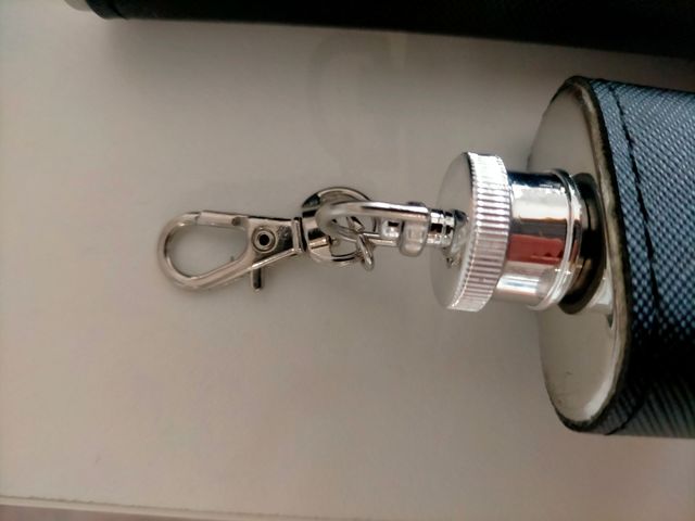 Petaca negra acero es juego sin estrenar