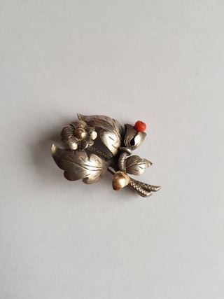 Broche plata, oro y coral