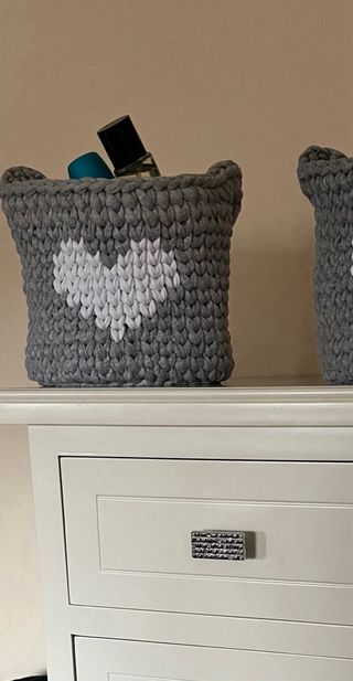 Cesta de crochet gris y blanca