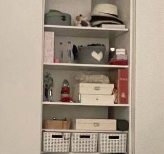 Cesta de crochet gris y blanca