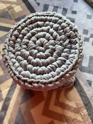 Cesta de crochet gris y blanca