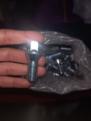 Tornillos ruedas coche 