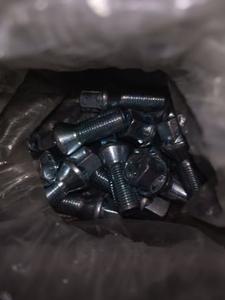 Tornillos ruedas coche 