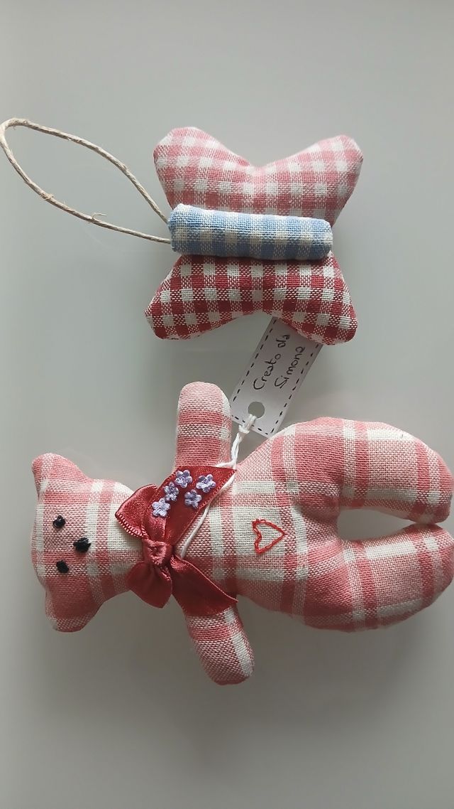 Orsetto rosa a quadretti e farfalla colorata