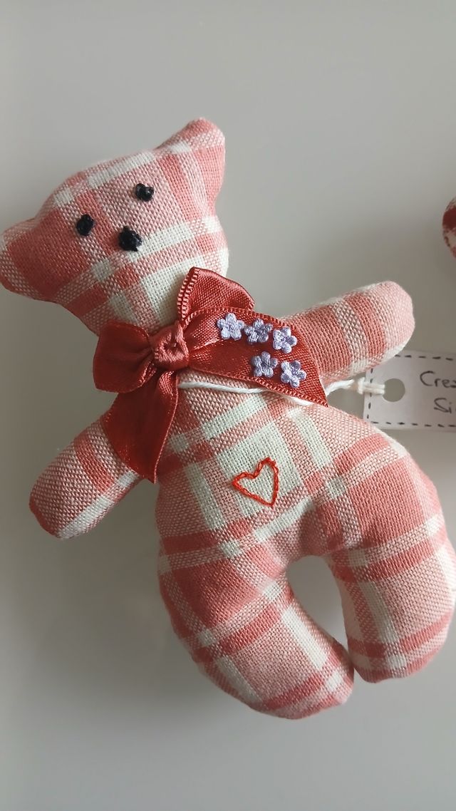 Orsetto rosa a quadretti e farfalla colorata