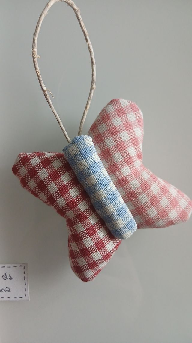 Orsetto rosa a quadretti e farfalla colorata