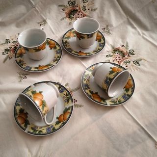 Tovaglietta ricamata e tazze 