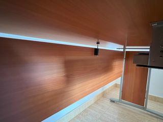 Gran escritorio en cerezo con silla ergonómica