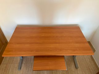 Gran escritorio en cerezo con silla ergonómica