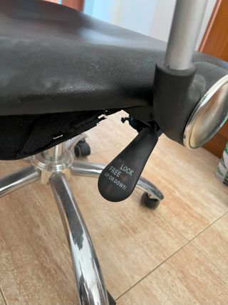 Gran escritorio en cerezo con silla ergonómica