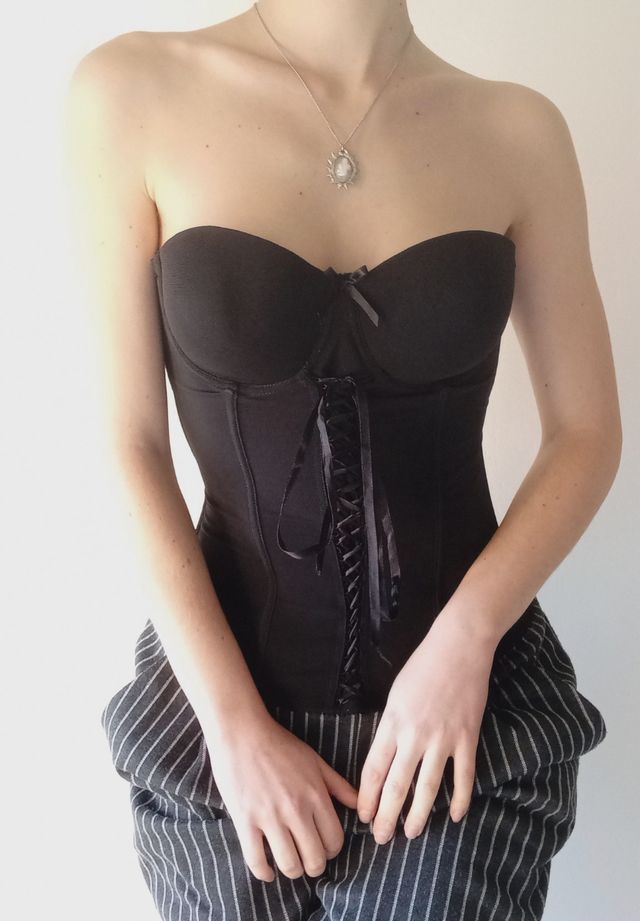 Corsetto nero con fiocco e lacci ad incrocio