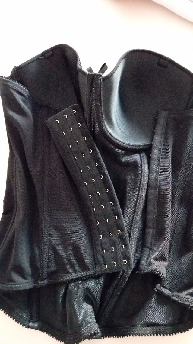 Corsetto nero con fiocco e lacci ad incrocio