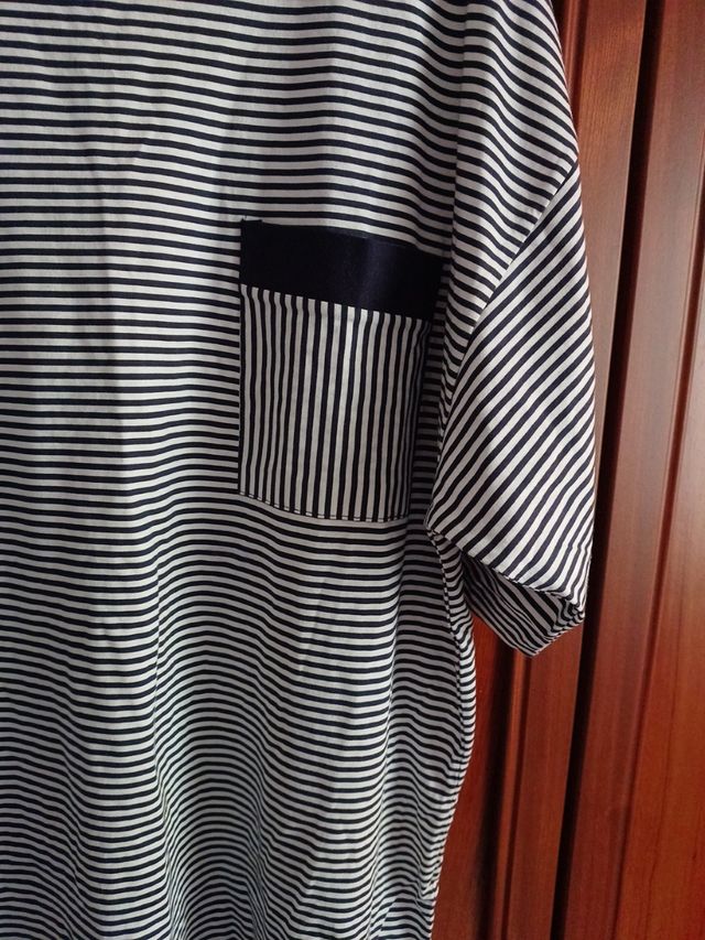 Camiseta de manga corta a rayas blancas