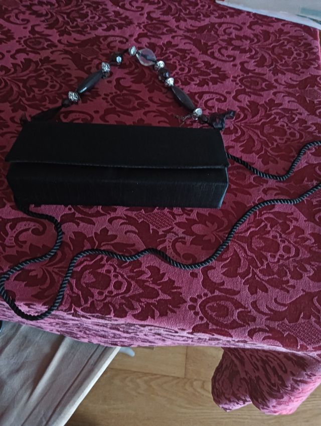 Mala preta acetinada