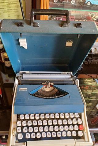 MAQUINA DE ESCRIBIR CON CINTA ROJA-NEGRA INCLUIDA