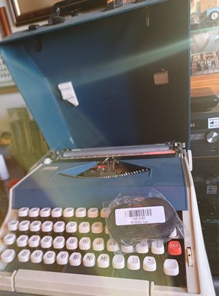 MAQUINA DE ESCRIBIR CON CINTA ROJA-NEGRA INCLUIDA