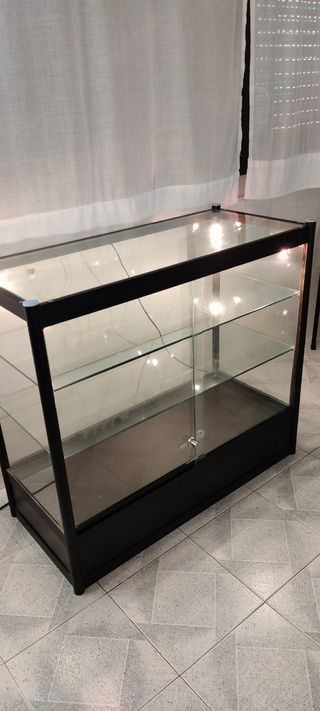 Vitrina expitora de 1 metro con luz y llave.