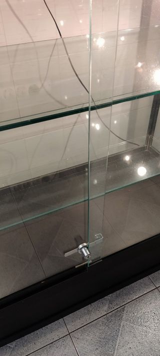 Vitrina expitora de 1 metro con luz y llave.