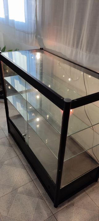 Vitrina expitora de 1 metro con luz y llave.