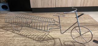 Porta CD in ferro con la sagoma di una bici