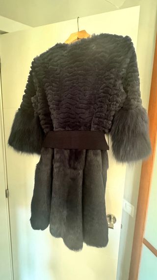 Abrigo de piel de conejo y zorro azul