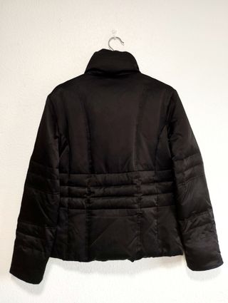 Chaqueta de plumas de Zara.