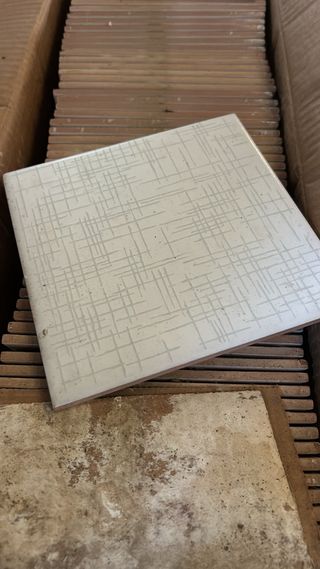 Rajola 15x15 blanc ratlles gris