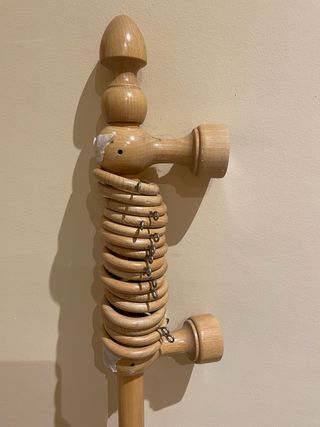 Barra di legno con anelli per tenda