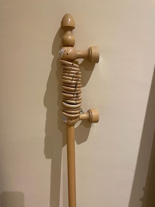 Barra di legno con anelli per tenda