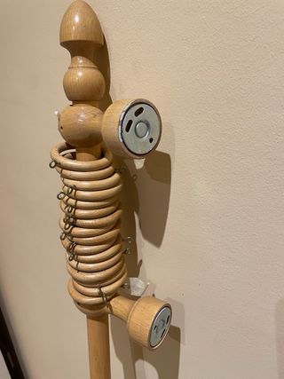 Barra di legno con anelli per tenda