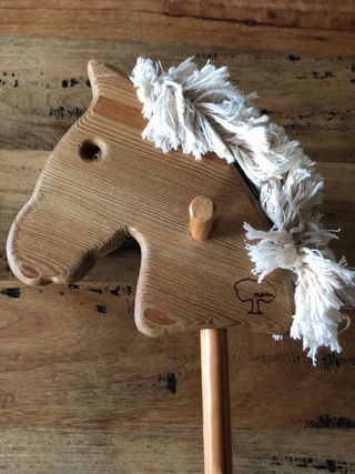 Caballito de palo de madera