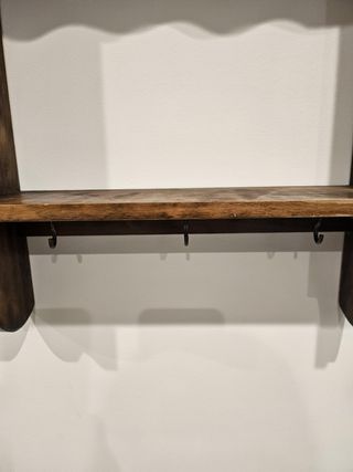 Estantería de madera de pared.