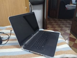 Portátil HP Pavillion, año 2015 y CARGADOR