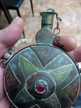 Pólvera árabe bronce antiguo funciona