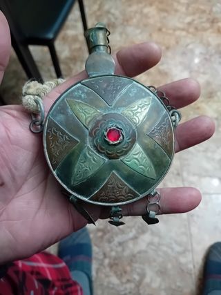 Pólvera árabe bronce antiguo funciona