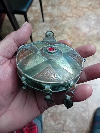 Pólvera árabe bronce antiguo funciona