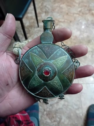 Pólvera árabe bronce antiguo funciona