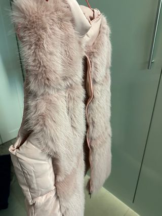 Chaleco de pelo y acolchado