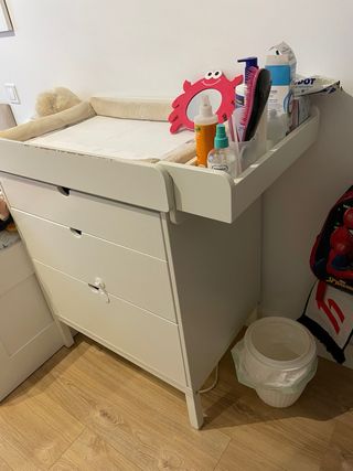 cambiador marca Stokke  78 x 53 x 15 cm