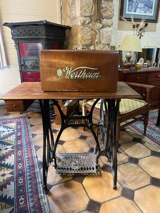 Maquina de coser antigua con 100 años