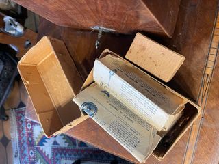 Maquina de coser antigua con 100 años