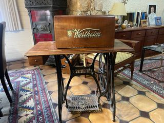 Maquina de coser antigua con 100 años