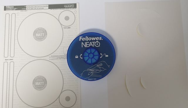Etiquetas y etiquetadora para CD y DVD