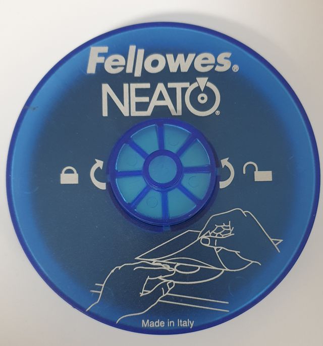 Etiquetas y etiquetadora para CD y DVD