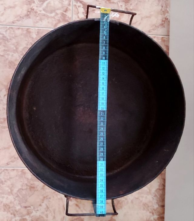 Caldero olla antigua de hierro fundido.