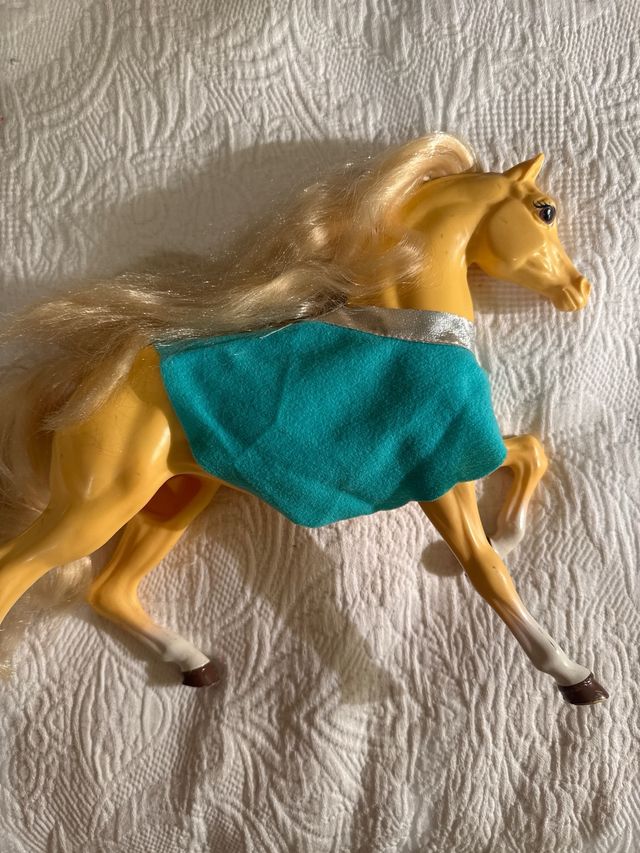 barbie mas 2 caballos